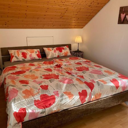 Apartamento Haus Am Sonnenhügel Bad Urach Exterior foto